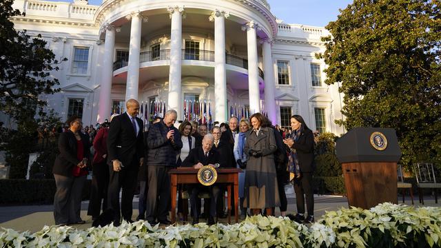 Le président américain Joe Biden lors de la signature de la loi protégeant le mariage homosexuel dans l'ensemble des Etats-Unis. [Keystone/AP Photo - Patrick Semansky]
