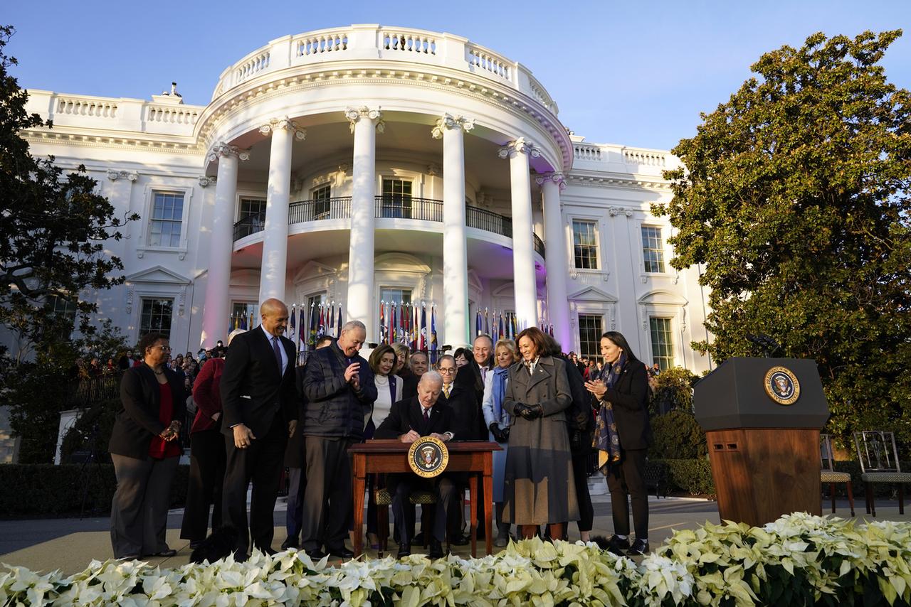 Le président américain Joe Biden lors de la signature de la loi protégeant le mariage homosexuel dans l'ensemble des Etats-Unis. [Keystone/AP Photo - Patrick Semansky]