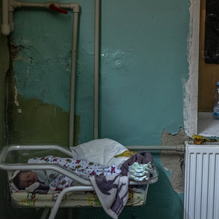 Nouveau-né dans l'abri souterrain d'une maternité à Kiev, 02.03.2022. [EPA/Keystone - Roman Pilipey]