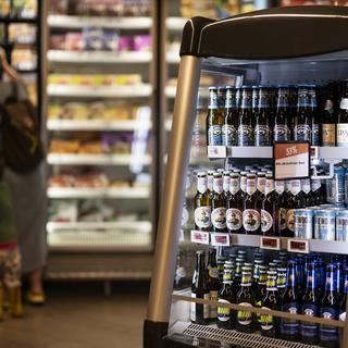 De nombreuses sortes de bières sans alcool sont disponibles à la vente à prix réduit, le mardi 24 mai 2022 dans un compartiment réfrigéré du magasin Migros Lorraine à Berne. (KEYSTONE-Alessandro della Valle) [KEYSTONE - Alessandro della Valle]