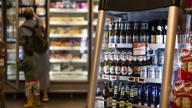 De nombreuses sortes de bières sans alcool sont disponibles à la vente à prix réduit, le mardi 24 mai 2022 dans un compartiment réfrigéré du magasin Migros Lorraine à Berne. (KEYSTONE-Alessandro della Valle) [KEYSTONE - Alessandro della Valle]