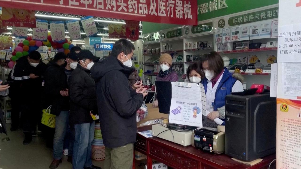 Des gens font la queue pour acheter des médicaments dans une pharmacie de Pékin, en Chine, le 14 décembre 2022. [Reuters TV]
