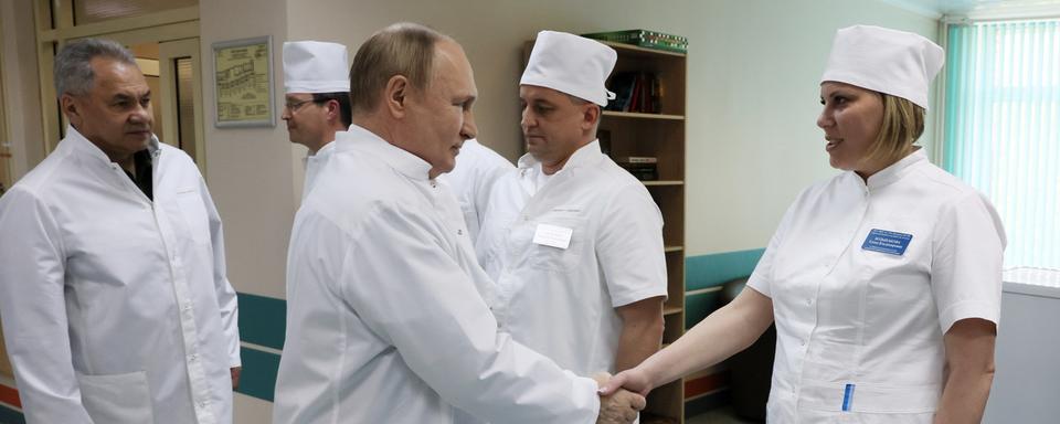 Vladimir Poutine en visite dans un hôpital à Moscou, en mai dernier. [Keystone - EPA/Mikhail Metzel/Kremlin Pool/Sputnik]