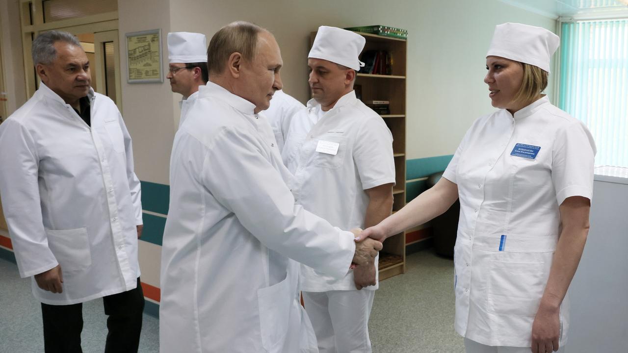 Vladimir Poutine en visite dans un hôpital à Moscou, en mai dernier. [Keystone - EPA/Mikhail Metzel/Kremlin Pool/Sputnik]
