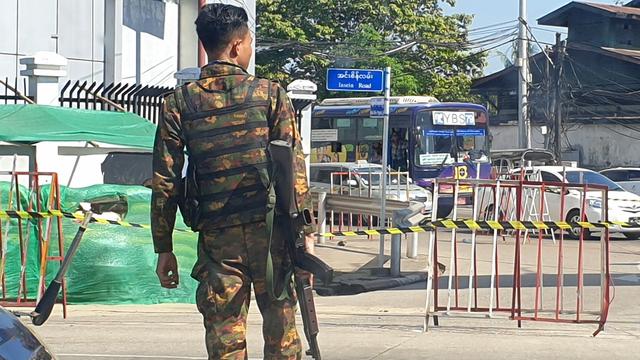 Un soldat birman patrouille à Rangoon. [Keystone - EPA/STRINGER]