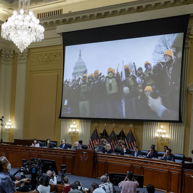 Une vidéo du 6 janvier est diffusée dans le cadre de l'enquête sur l'attaque du 6 janvier contre le Capitole américain, au Capitole à Washington, mardi 28 juin 2022. [Anna Moneymaker/Pool via AP/KEYSTONE]