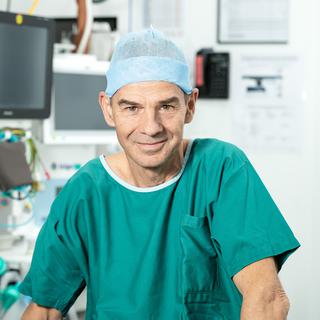Le chirurgien cardiaque pédiatrique René Prêtre prend sa retraite. [CHUV - Eric Deroze]