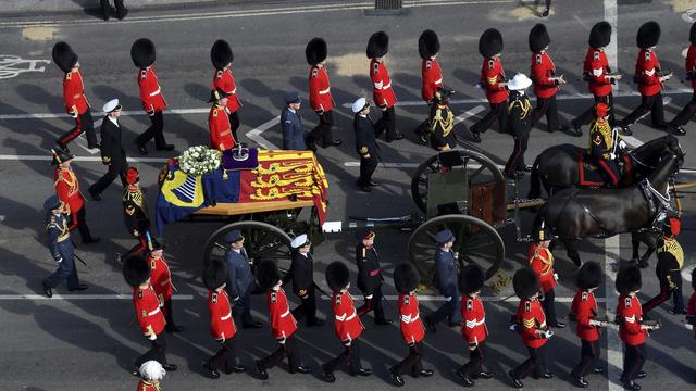 Le cercueil d'Elizabeth II a quitté le palais de Buckingham pour Westminster. [KEYSTONE - TOBY MELVILLE]