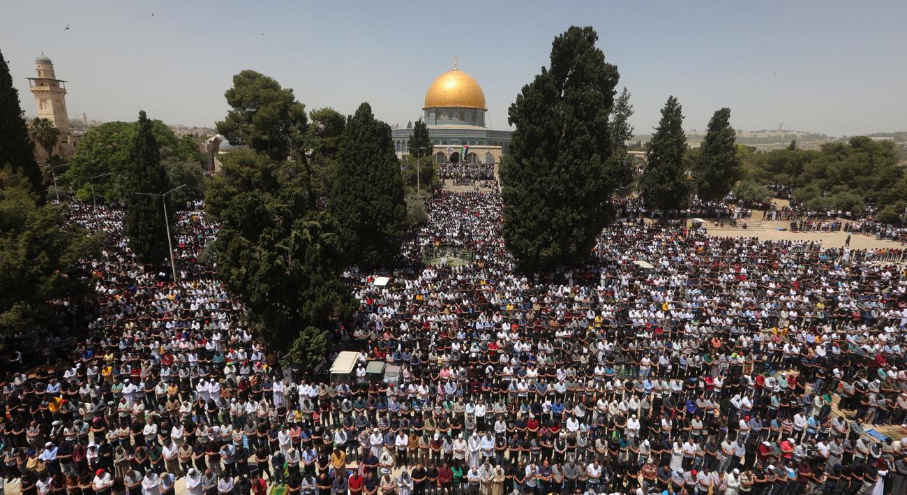 Vendredi 29 avril: la foule des fidèles à la dernière prière du mois de Ramadan, autour de la mosquée Al-Aqsa à Jérusalem. [EPA/Keystone - Alaa Badarneh]