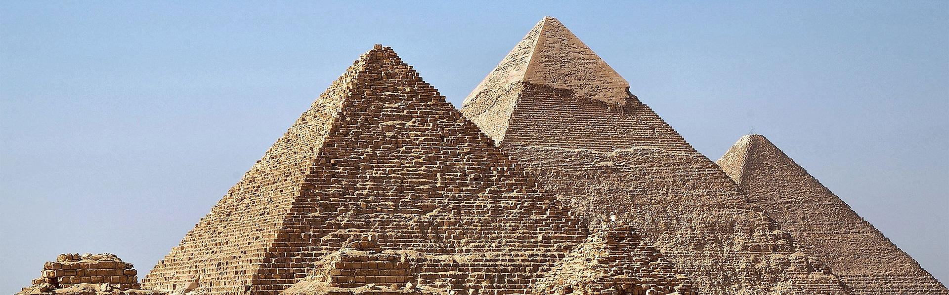 Pyramides de Gizeh. Les trois plus grandes et plus célèbres des pyramides d'Egypte, celles de Khéops, Khéphren et Mykérinos, se trouvent sur la nécropole de Gizeh, à 18 kilomètres du Caire. Elles portent le nom des pharaons à qui elles ont été dédiées. [wikimedia - Ricardo Liberato]