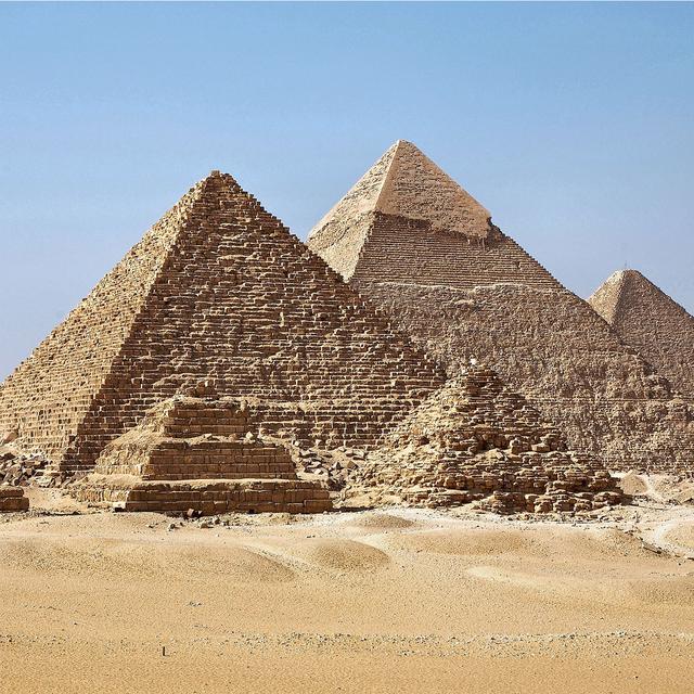 Pyramides de Gizeh. Les trois plus grandes et plus célèbres des pyramides d'Egypte, celles de Khéops, Khéphren et Mykérinos, se trouvent sur la nécropole de Gizeh, à 18 kilomètres du Caire. Elles portent le nom des pharaons à qui elles ont été dédiées. [wikimedia - Ricardo Liberato]