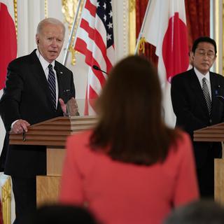 Joe Biden et Fumio Kishida à Tokyo. [Keystone - AP Photo/Evan Vucci]