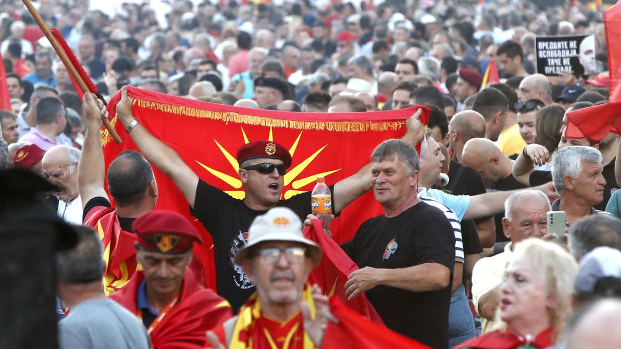 Un manifestatant avec l'ancien drapeau national macédonien. [Keystone - Boris Grdanoski]