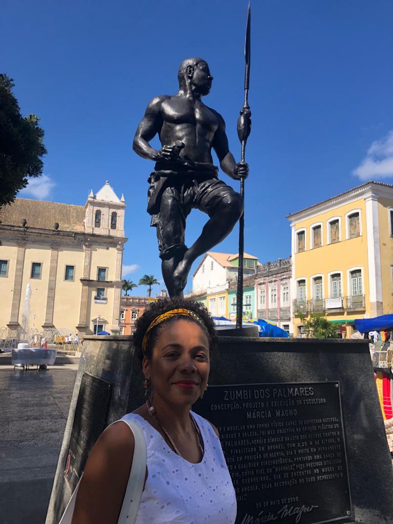 L'historienne Luciana Cruz de Brito devant la statue de Zumbi dos Palmares. [RTS - Isabelle Cornaz]