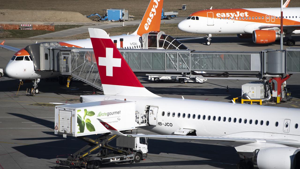 Des avions sur le tarmac de l'aéroport de Genève. [Keystone - Laurent Gilliéron]