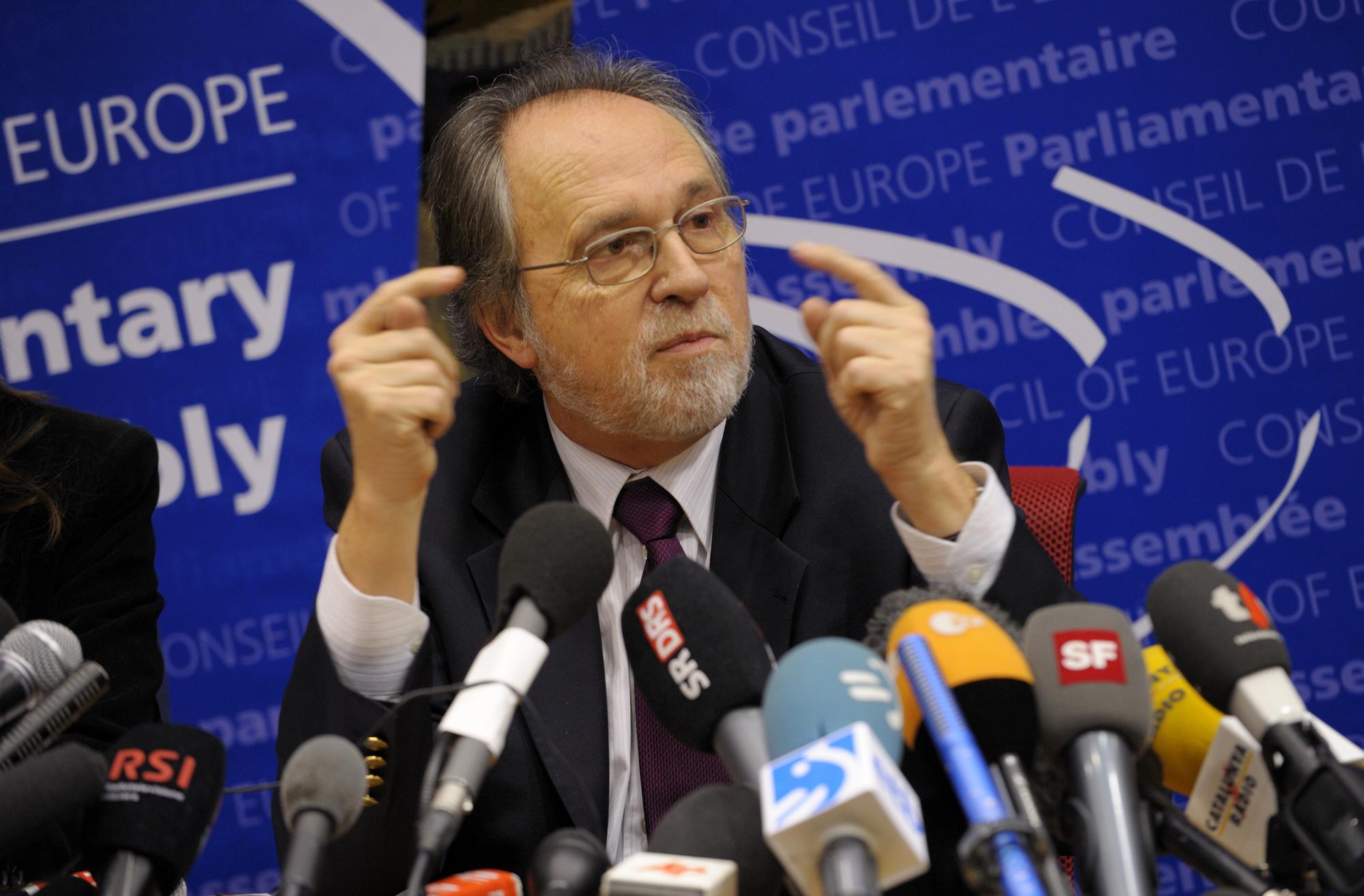 Dick Marty, rapporteur du Conseil de l'Europe, le 16 décembre 2010 lors d'une conférence de presse sur le trafic présumé d'organes au Kosovo. [Keystone - Philippe Wojazer]