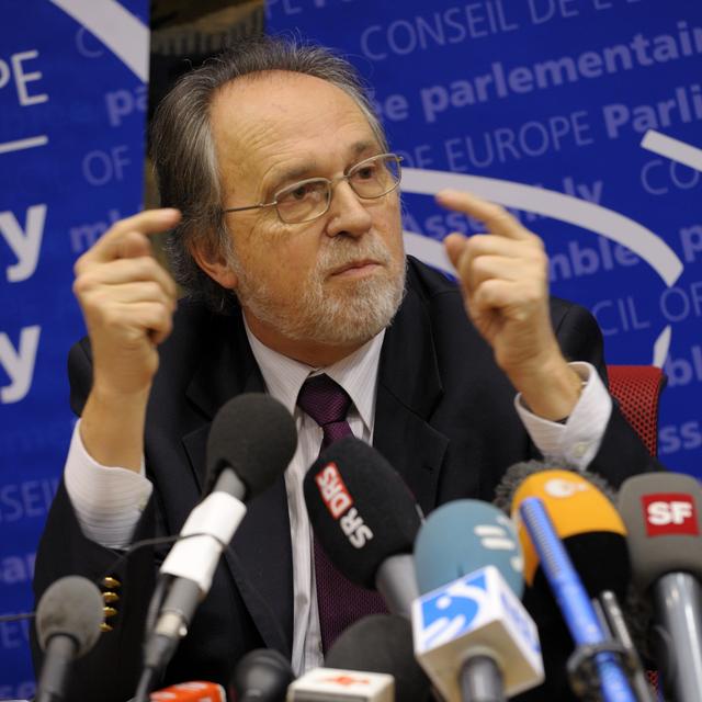 Dick Marty, rapporteur du Conseil de l'Europe, le 16 décembre 2010 lors d'une conférence de presse sur le trafic présumé d'organes au Kosovo. [Keystone - Philippe Wojazer]