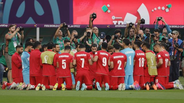 L'équipe de football d'Iran marque son soutien aux manifestants en restant muette sur son hymne. [KEYSTONE - RONALD WITTEK]