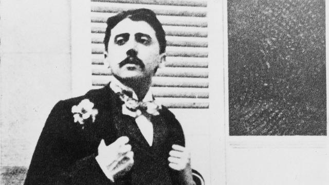 Marcel Proust en 1905 dans le jardin du compositeur Reynaldo Hahn. [AFP - Archives Snark]