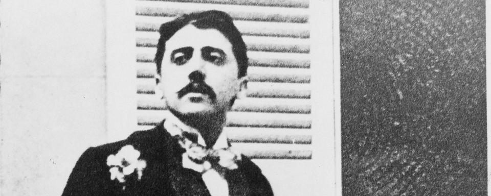 Marcel Proust en 1905 dans le jardin du compositeur Reynaldo Hahn. [AFP - Archives Snark]