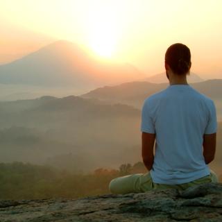 Méditation au lever du soleil. [depositphotos - paulprescott]