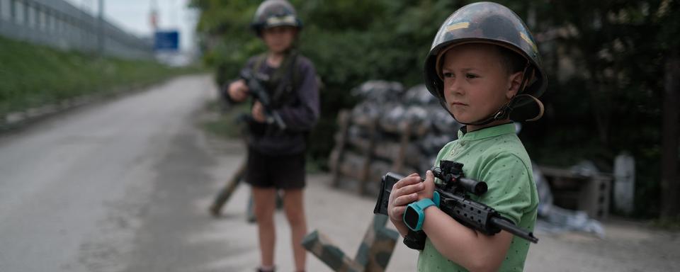 En marge de la guerre, des enfants ukrainiens jouent. [The Yomiuri Shimbun via AFP - Hiroto Sekiguchi]