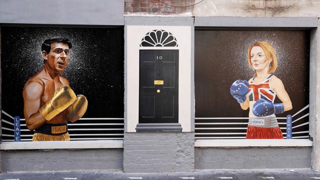 Les deux prétendants au poste de Premier ministre britannique sur une peinture murale à Belfast. [Keystone/AP Photo - Peter Morrison]