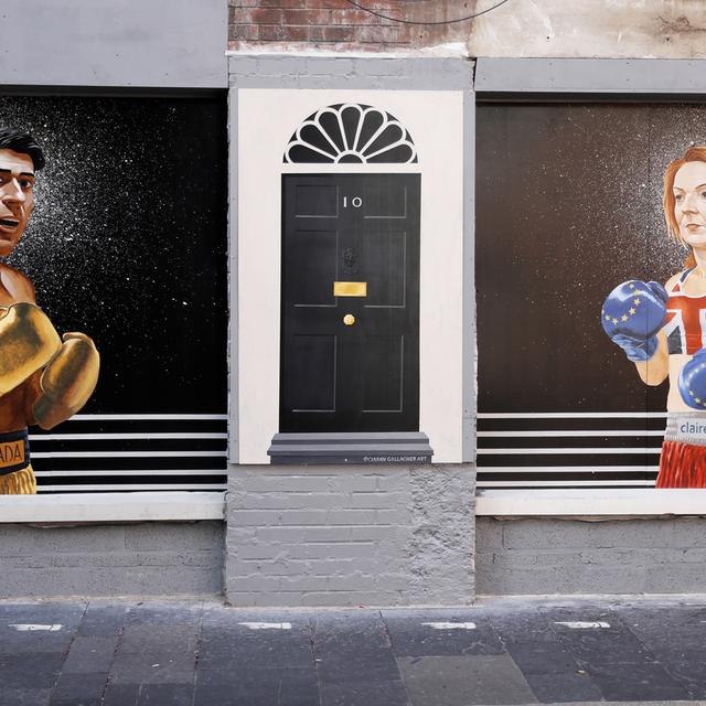 Les deux prétendants au poste de Premier ministre britannique sur une peinture murale à Belfast. [Keystone/AP Photo - Peter Morrison]