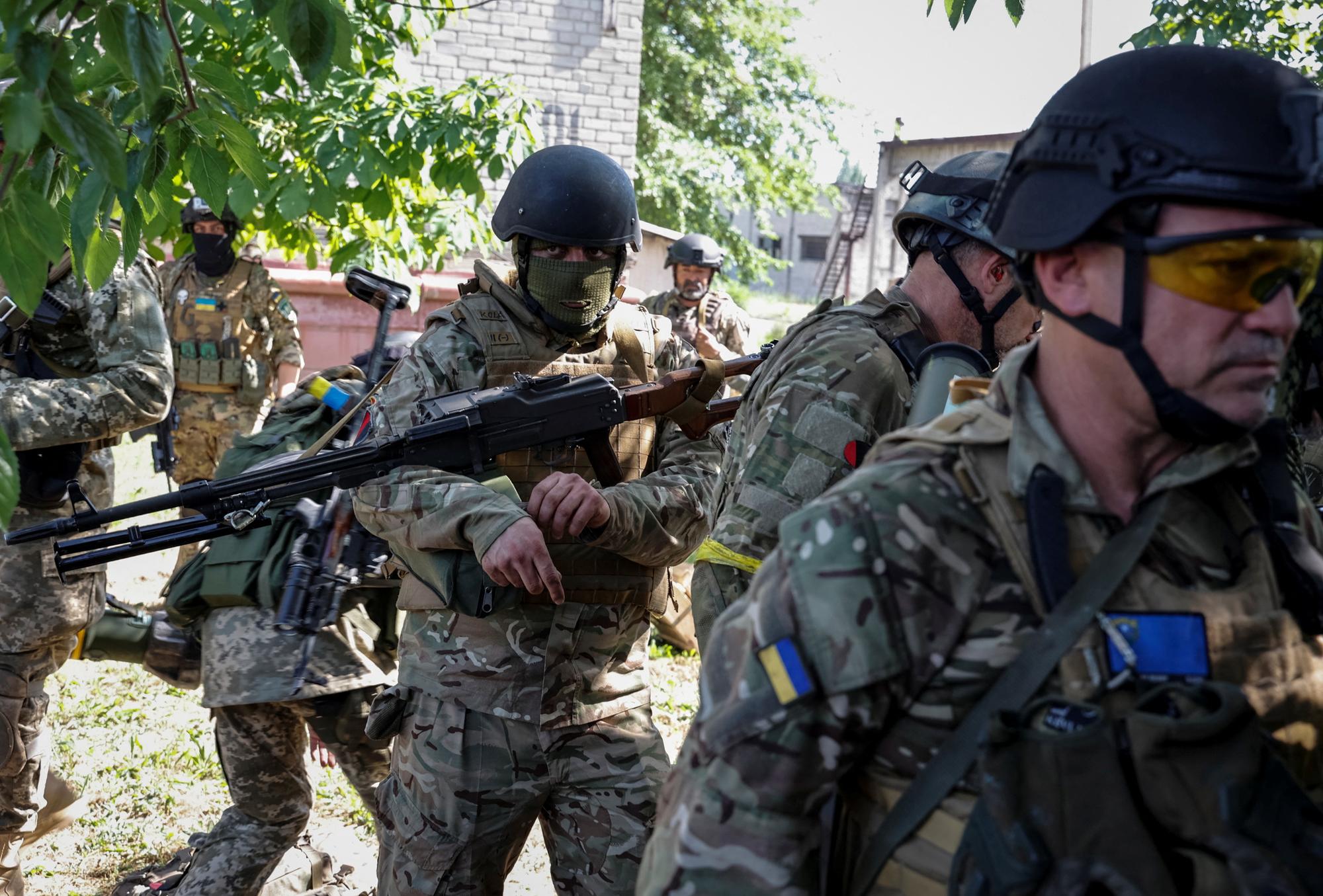 Des volontaires étrangers combattant dans l'armée ukrainienne se déplacent dans la région de Luhansk (est) le 2 juin 2022. [Reuters - Serhii Nuzhnenko]