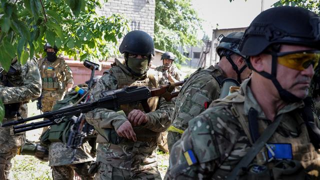 Des volontaires étrangers combattant dans l'armée ukrainienne se déplacent dans la région de Luhansk (est) le 2 juin 2022. [Reuters - Serhii Nuzhnenko]