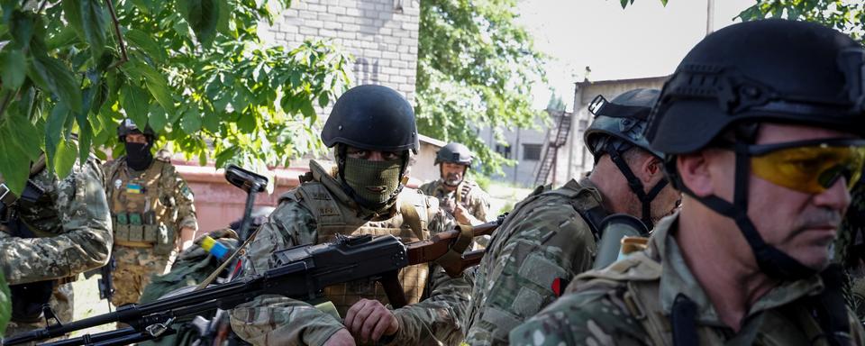 Des volontaires étrangers combattant dans l'armée ukrainienne se déplacent dans la région de Luhansk (est) le 2 juin 2022. [Reuters - Serhii Nuzhnenko]