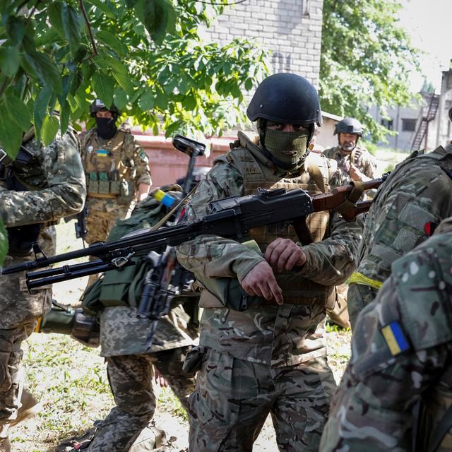 Des volontaires étrangers combattant dans l'armée ukrainienne se déplacent dans la région de Luhansk (est) le 2 juin 2022. [Reuters - Serhii Nuzhnenko]