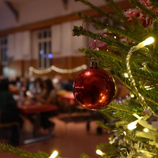 La Croix Rouge a réuni 160 personnes pour son Noël pour tous à Porrentruy. [RTS - Gaël Klein]