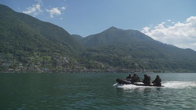 Terre, air et eau: les soldats du DRA-10 s'entraînent à intervenir dans tous les environnements. [RTS - Temps Présent]