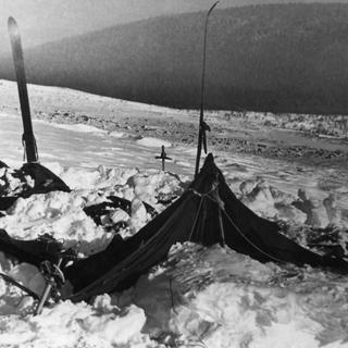 Les vestiges des tentes des randonneurs qui ont péri dans les montagnes de l'Oural. [The Dyatlov Memorial Foundation]