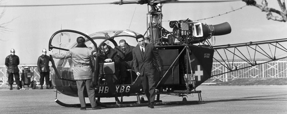 Photographiés le 7 mars 1962, des membres de la délégation algérienne descendent de l'hélicoptère de l'armée suisse qui les a amenés à Evian où se déroulent les négociations avec la France. [Keystone / PhotoPress Archiv / Gnn, Bdl]