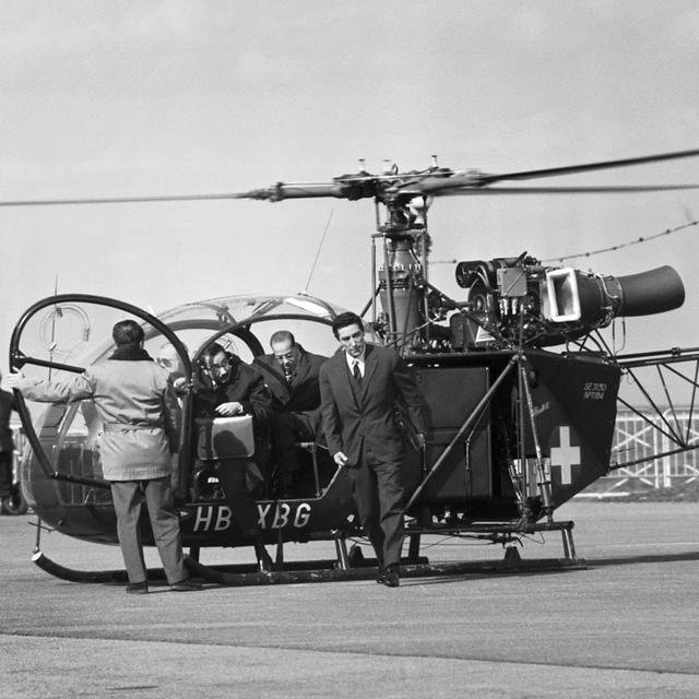 Photographiés le 7 mars 1962, des membres de la délégation algérienne descendent de l'hélicoptère de l'armée suisse qui les a amenés à Evian où se déroulent les négociations avec la France. [Keystone / PhotoPress Archiv / Gnn, Bdl]