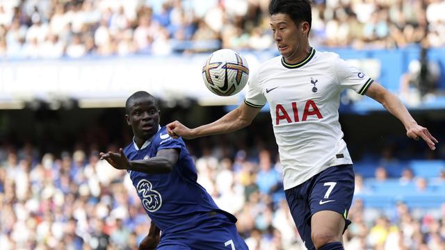 Son Heung-min (en blanc) au duel contre N'Golo Kante (en bleu) le 14 août 2022. [Ian Walton]