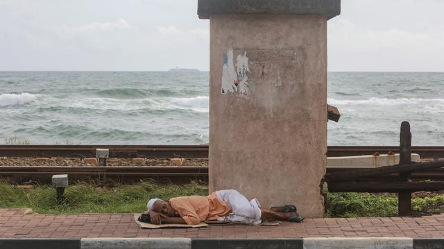 Une personne dort dans la rue au Sri Lanka, le 15 juin 2022. [Keystone/EPA - Chamila Karunarathne]