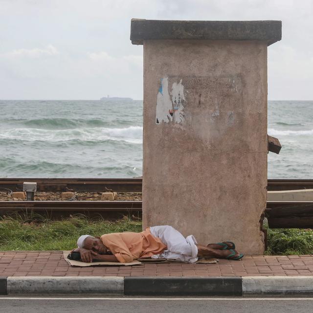 Une personne dort dans la rue au Sri Lanka, le 15 juin 2022. [Keystone/EPA - Chamila Karunarathne]
