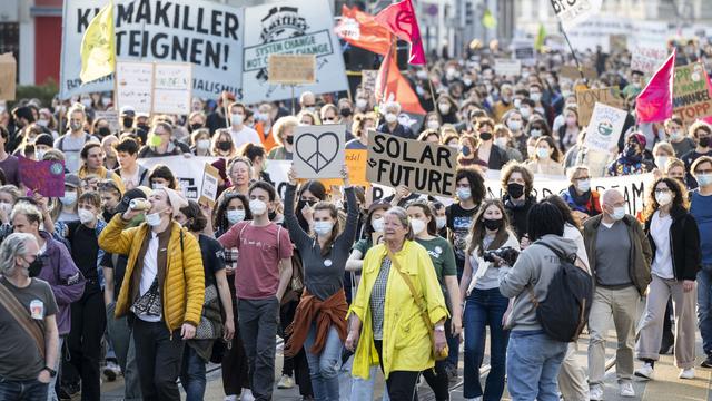 Plusieurs centaines de personnes se sont réunies à Zurich pour protester contre l'utilisation de centrales à gaz. [Keystone - Ennio Leanza]