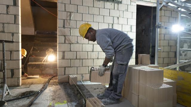 Un maçon au travail. [Keystone - Gaetan Bally]