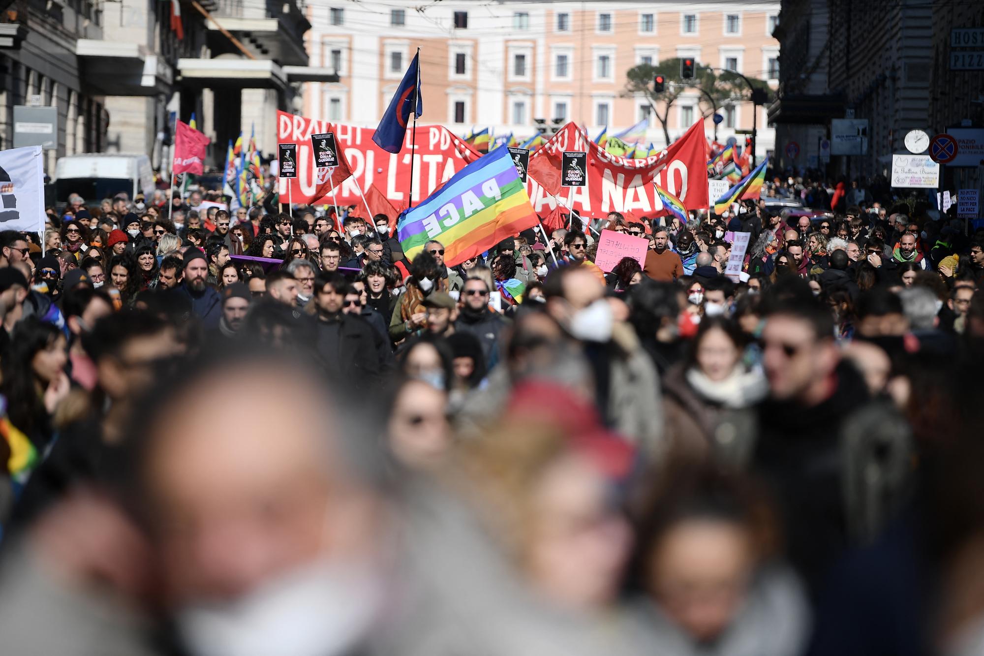 Des manifestants défilent à Rome lors d'une manifestation contre l'invasion militaire russe de l'Ukraine. [AFP - Filippo Monteforte]