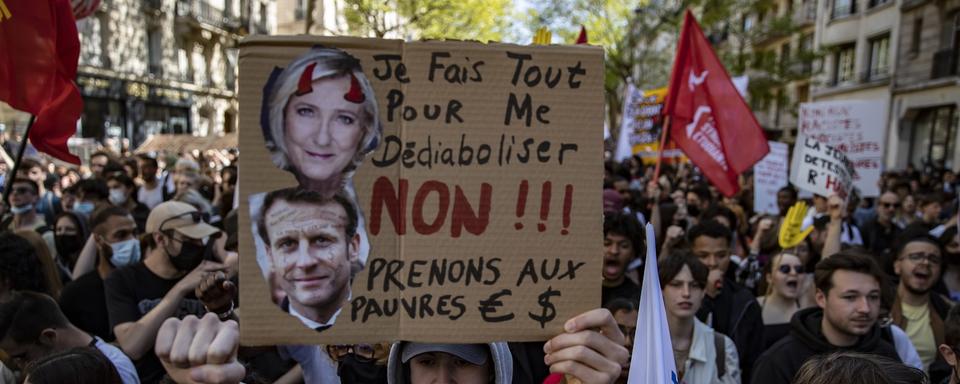 Des manifestants défilent lors d'une manifestation exprimant leur opposition et leur colère envers les deux candidats restants au second tour de l'élection présidentielle française, à Paris, France, le 16 avril 2022. [EPA/KEYSTONE - Ian Langsdon]