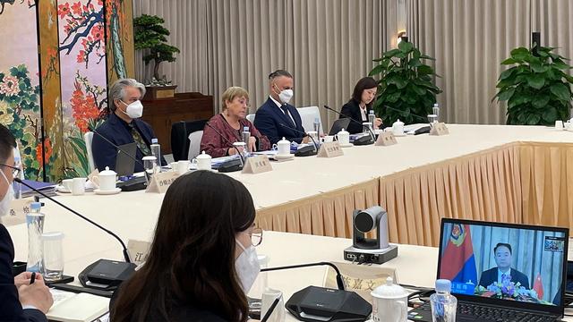 Michelle Bachelet en visioconférence avec de hauts-responsables chinois depuis Guangzhou, 24.05.2022. [OHCHR/EPA/Keystone]