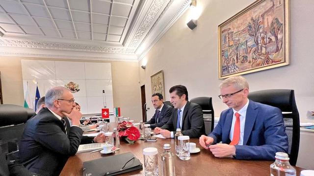 Guy Parmelin en compagnie du président bulgare Rumen Radev et du Premier ministre Kiril Petkov. [Guy Parmelin - Twitter]