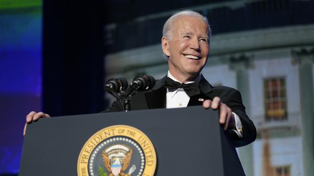 Le président américain Joe Biden lors du traditionnel dîner des correspondants de la Maison Blanche. [keystone - Patrick Semansky]