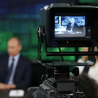 Le président russe Vladimir Poutine est vu sur l'écran du viseur d'une caméra de télévision alors qu'il parle lors de sa visite du nouveau complexe de studios de la chaîne de télévision 'Russia Today' à Moscou, en Russie, le 11 juin 2013. [KEYSTONE - Yuri Kochetkov]