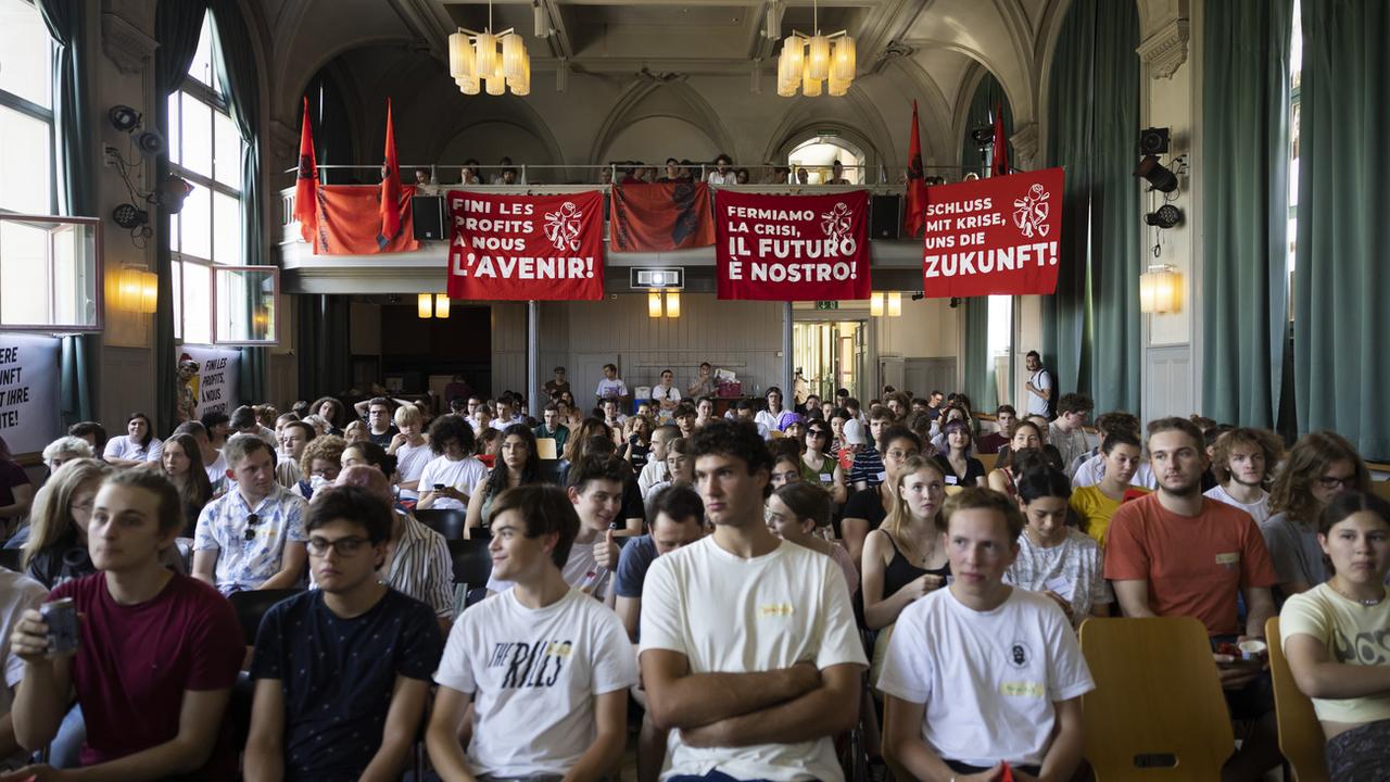 Les membres des Jeunes socialistes suisses en assemblée annuelle, dimanche 19 juin 2022 à Berne. [KEYSTONE - Peter Klaunzer]