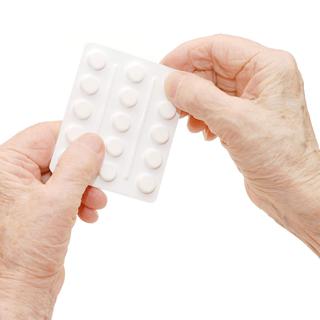 L'aspirine augmenterait le risque de chutes chez les seniors selon une étude menée en Australie. [Fotolia - Vladimir Voronin]